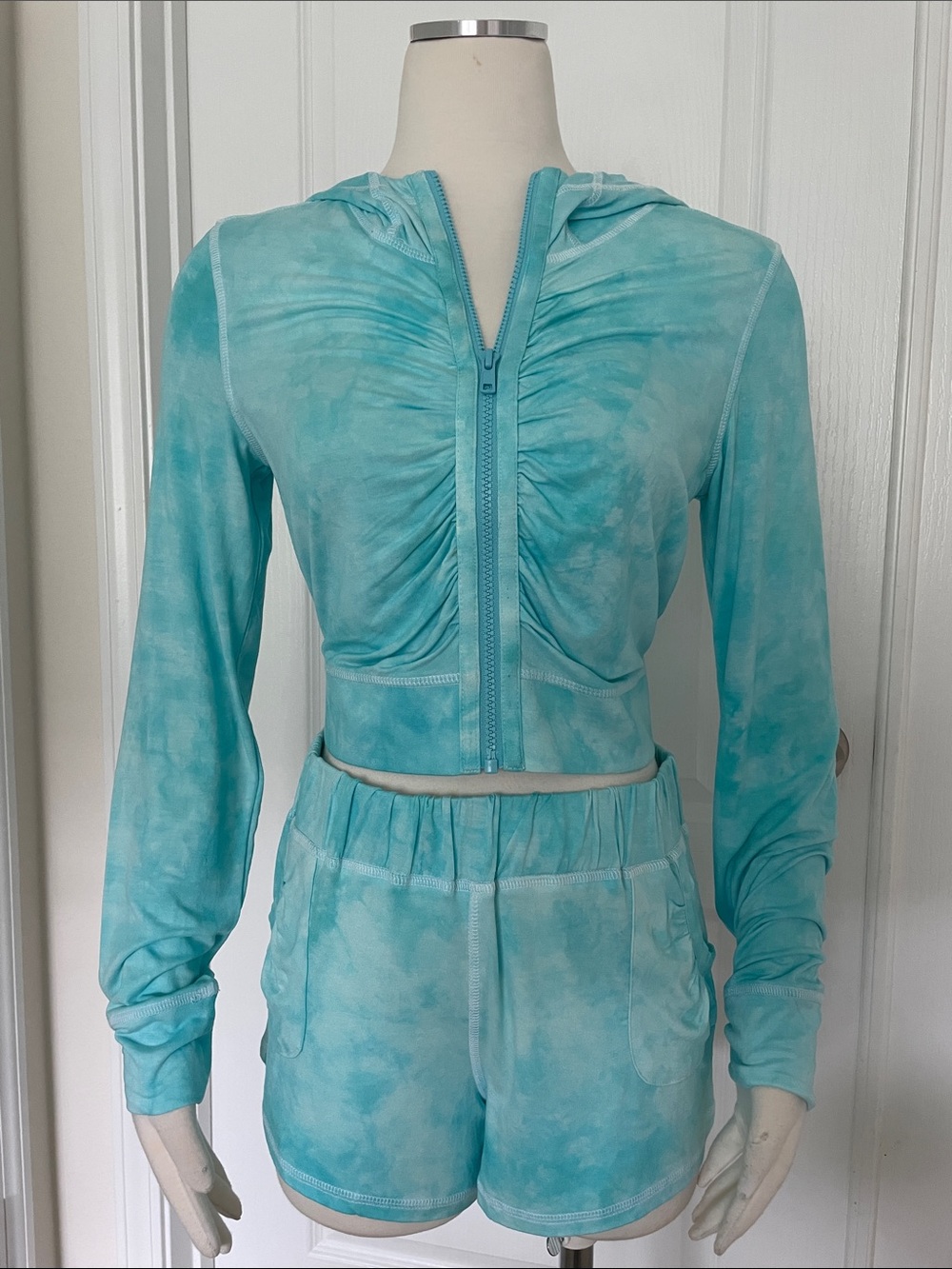 NWT VENUS Aqua  Hooded Zip Crop Jacket and Shorts Set Size Small